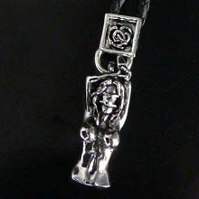 &starf;商品詳細&starf;(トップ縦 4cm×横 1.4cm)■当店の拘り■当店の商品は少量生産ですが表面が厚く白金(プラチナ)の一種類であるロジウムコーテングが施されており